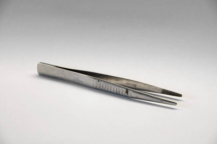 Surgical instrument used to hold or grasp items